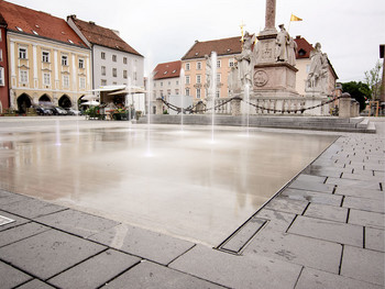 ACO Referenz Marienmarkt Wr. Neustadt: Slotline Schlitzrinne (ACO Multline Rinnen mit SlotTop Edestahl Schlitzaufsatz)