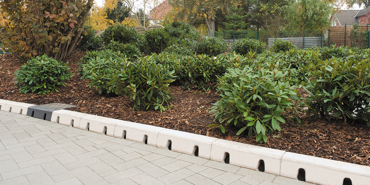 Foto ACO KerbDrain Randsteinentwässerungsrinne aus Polymerbeton